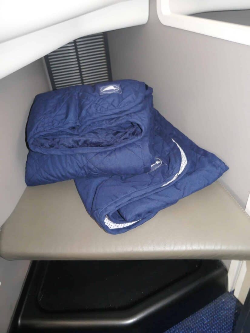 MIAT Business Class 13 Footrest und Decke