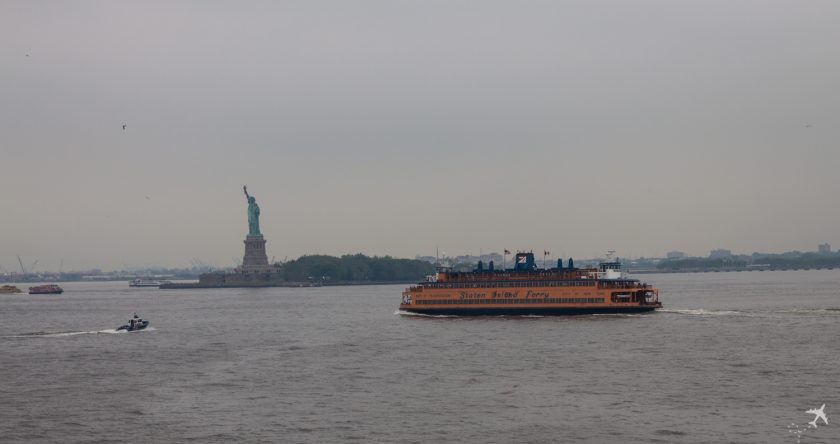 Mit der Staten Island Ferry an der Freiheitsstatur vorbei