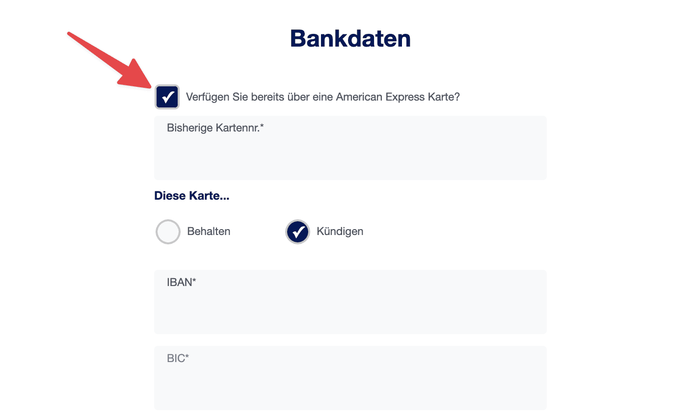 Haken im Antragsprozess mit Verfügen Sie bereits über eine American Express Karte? mit anschließendem Feld für bisherige Kartennummer und die Wahl zwischen Behalten und Kündigen