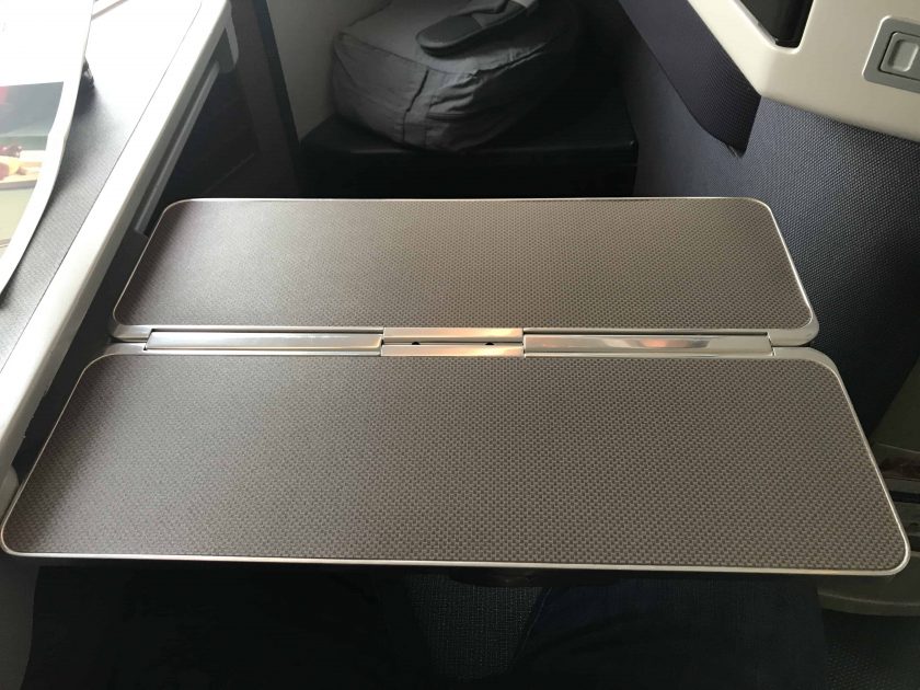 Cathay Pacific Review FRA HKG C Sitz Tray Table ausgefahren