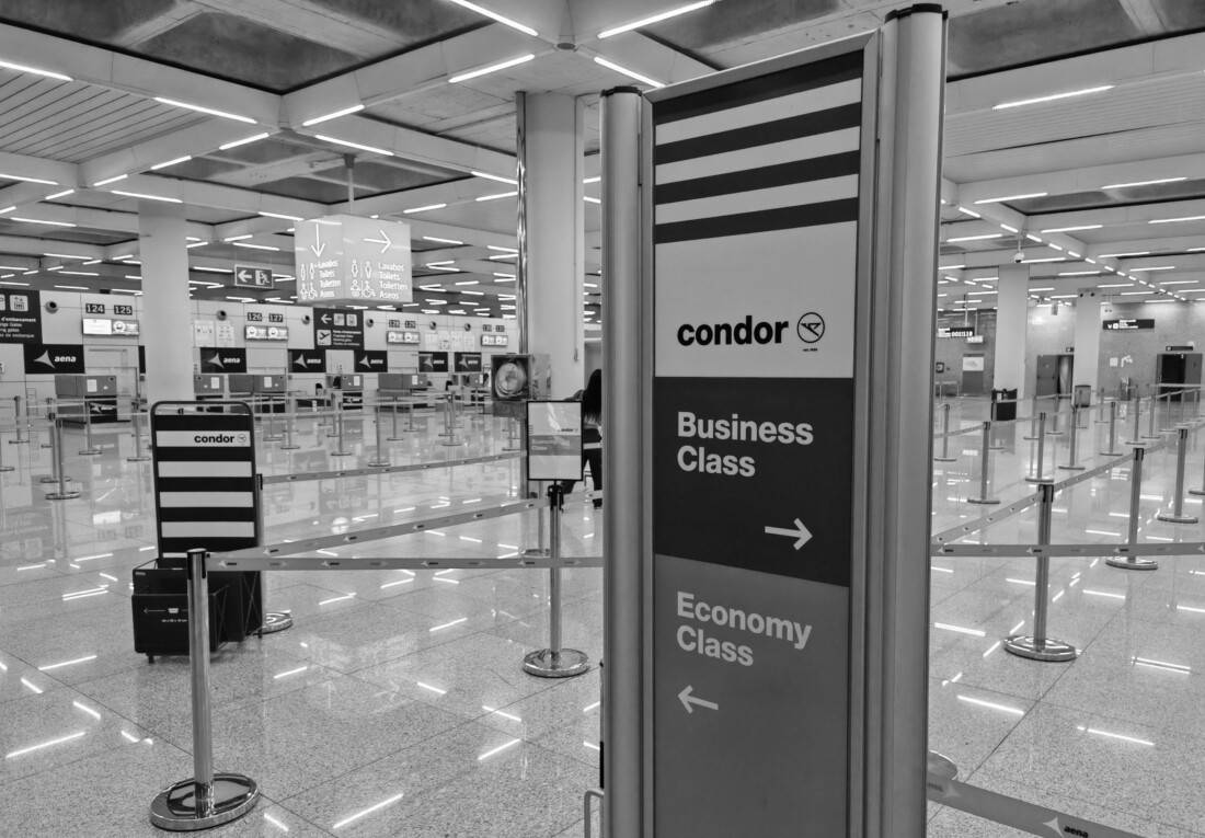 Condor Check in Palma Graustufen