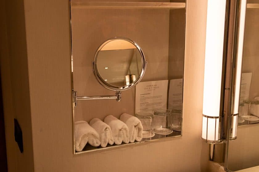 Conrad Singapore Zimmer Badezimmer Spiegel