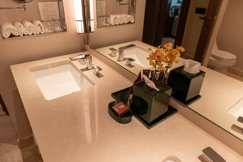 Conrad Singapore Zimmer Badezimmer Waschbecken 2