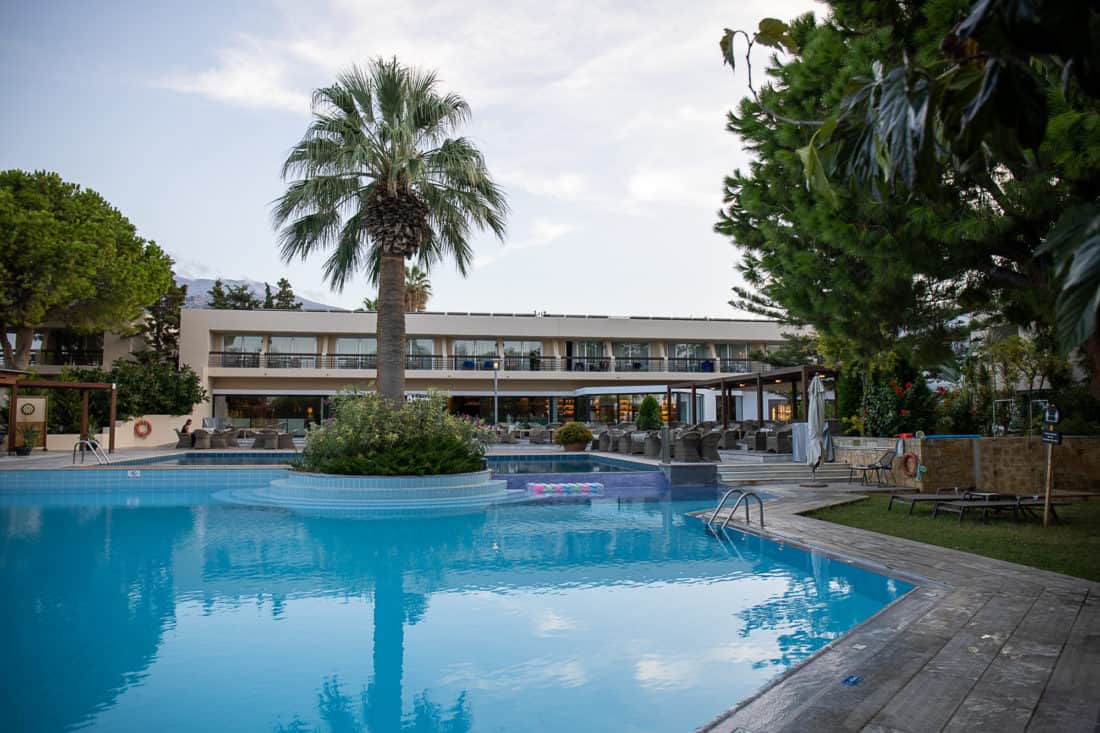 Cretan Malia Park Resort Pool Haupthaus