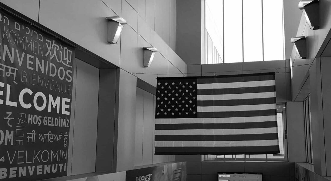 Einreise USA Flagge graustufen