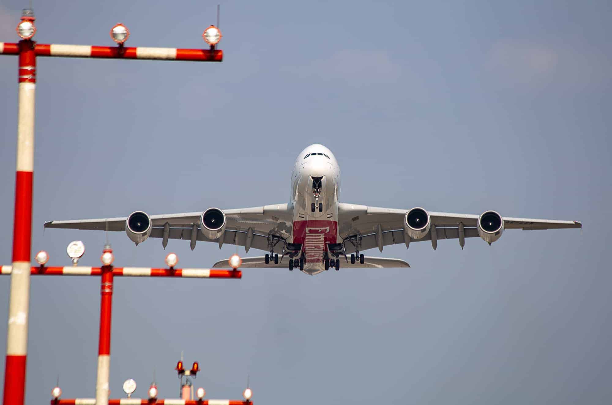 Weiß Flugzeug Von Vorne Fliegen In Der Luft Lizenzfreie Fotos