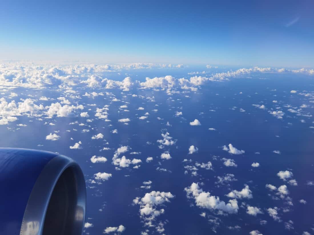Flugzeug Fenster Wolken