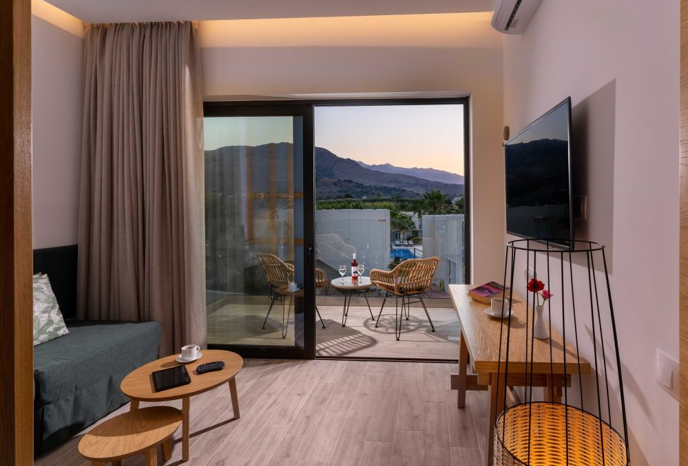 Georgioupolis Suites Kreta Junior Suite Wohnbereich und Balkon