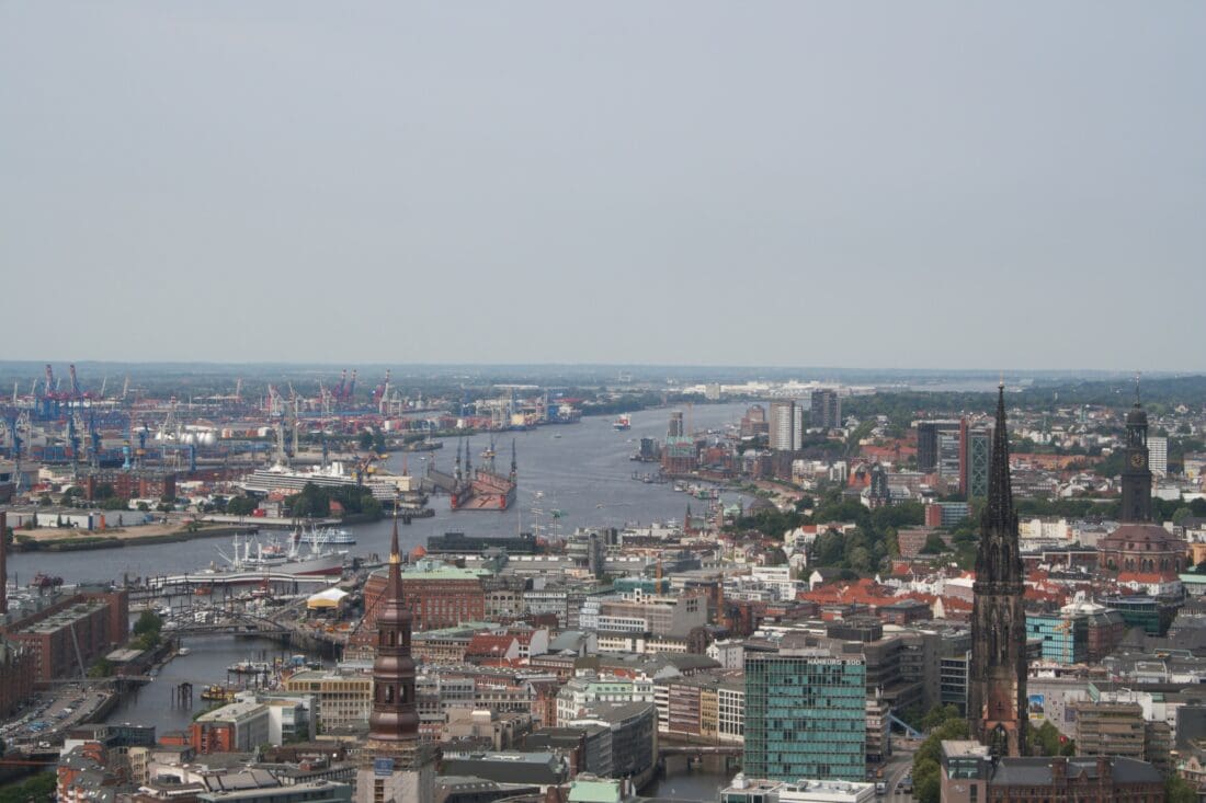 Hamburg mit Hafen und Elbe
