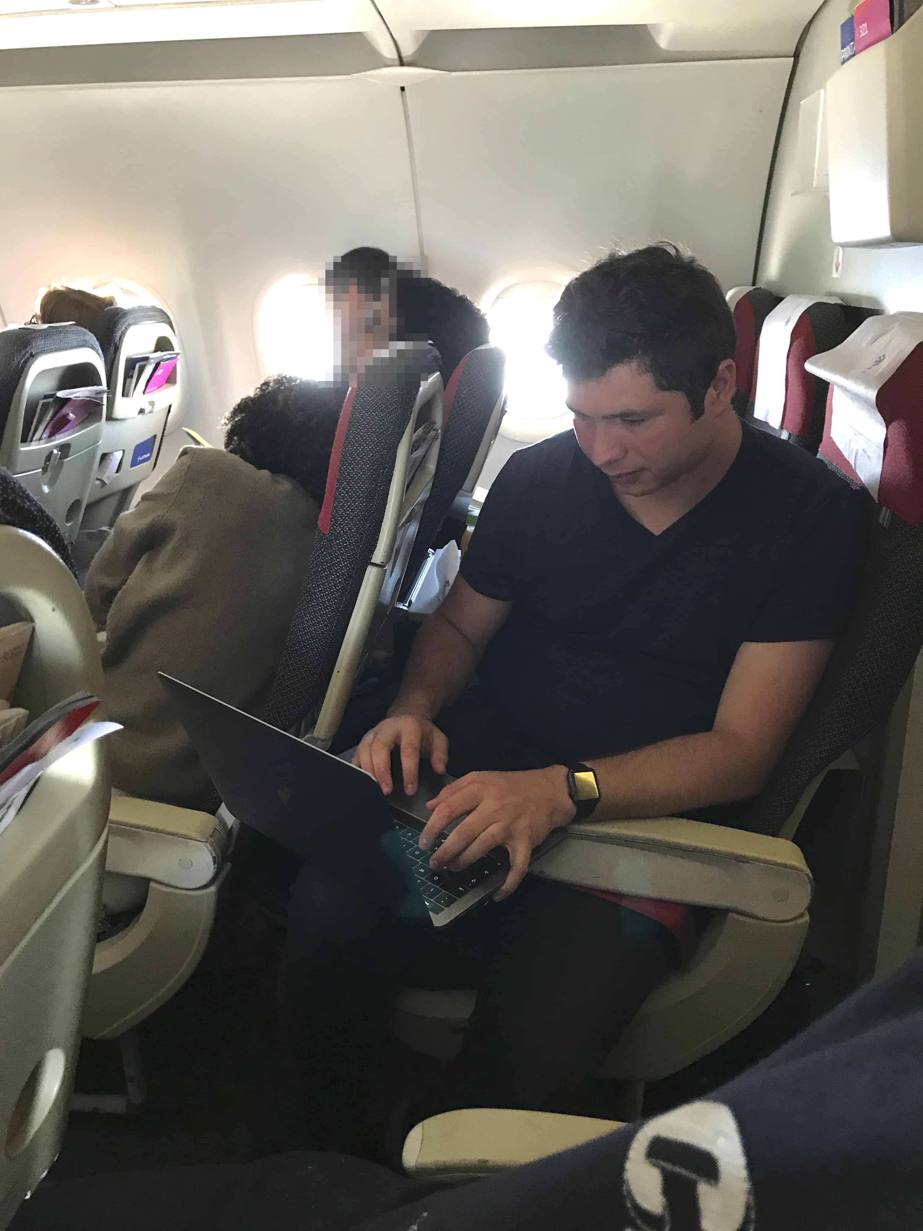 Travel-Dealz-Redakteur Adrian sitzt eingezwängt in der letzten Reihe eines LATAM Airbus A321.