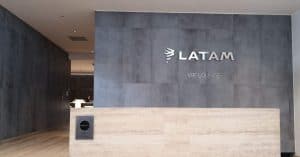 LATAM Lounge SCL Eingang Header