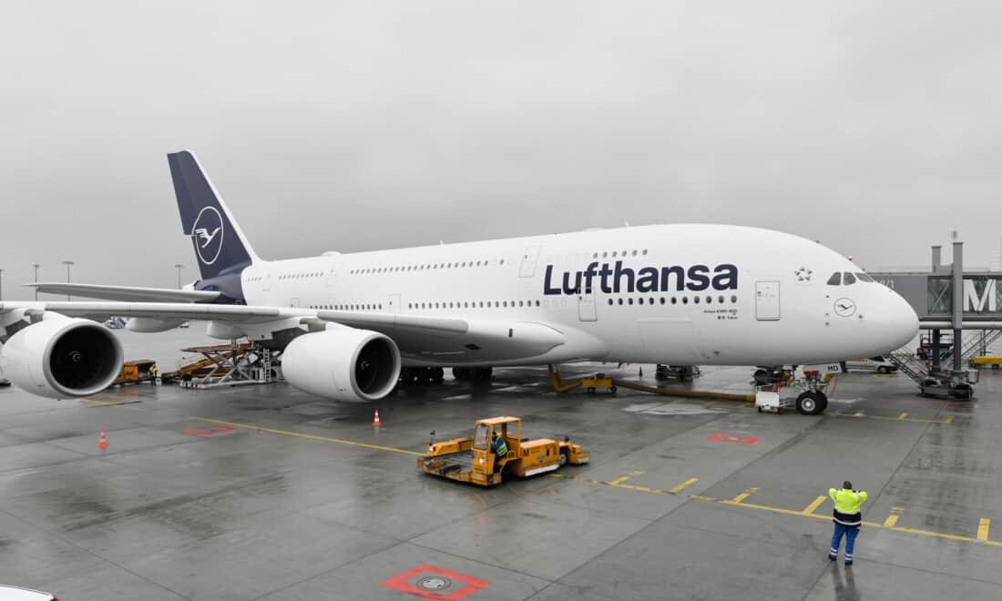 Lufthansa Airbus A380 am Gate