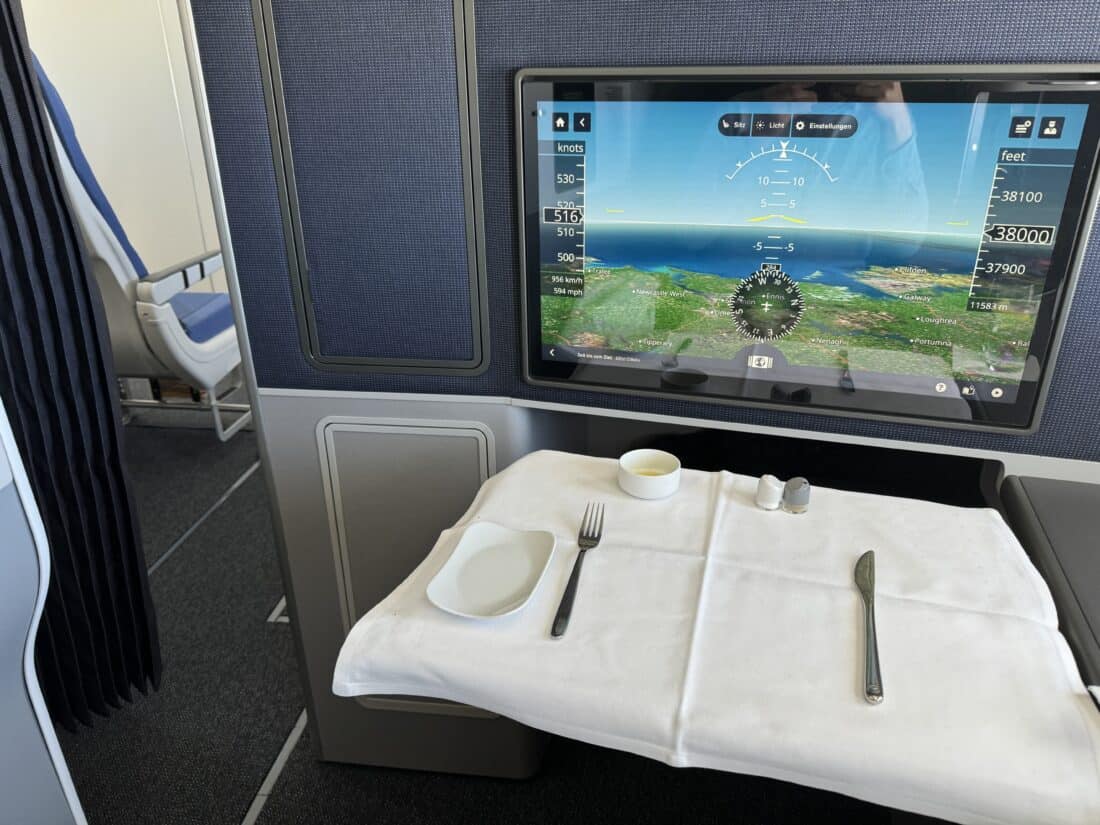Lufthansa Allegris Business Suite Fenster 2K Tisch