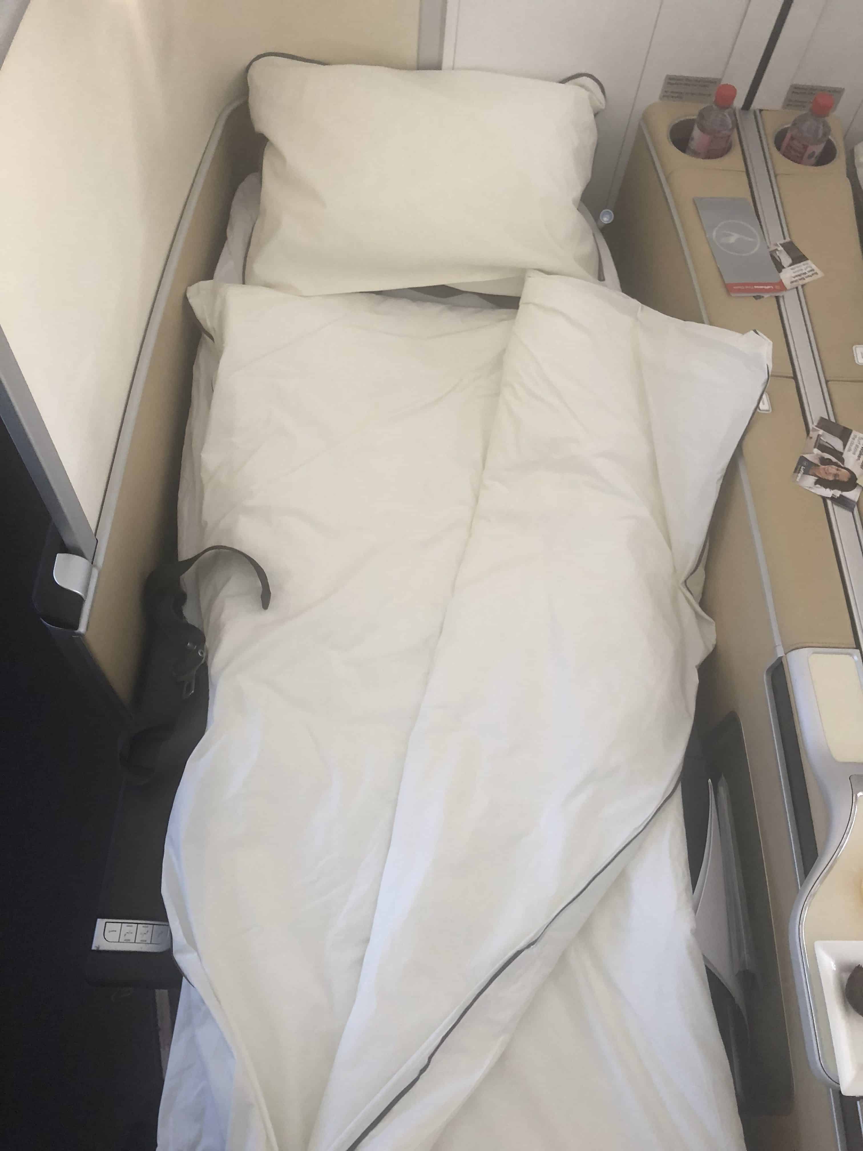 Lufthansa First Class Bett gemacht