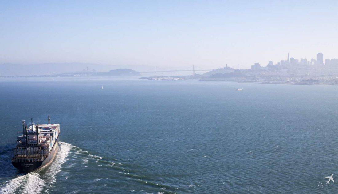 Schiff mit Skyline von San Francisco