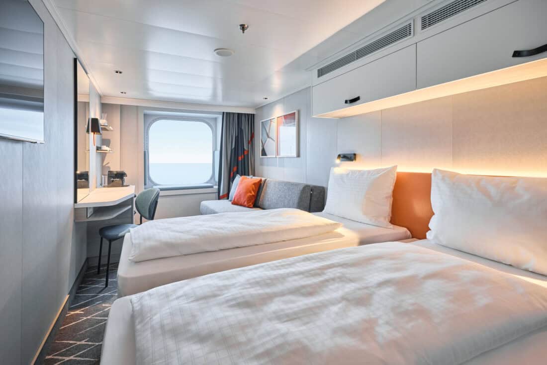 Außenkabine mit getrennten Betten vorne auf der Mein Schiff Relax / Flow