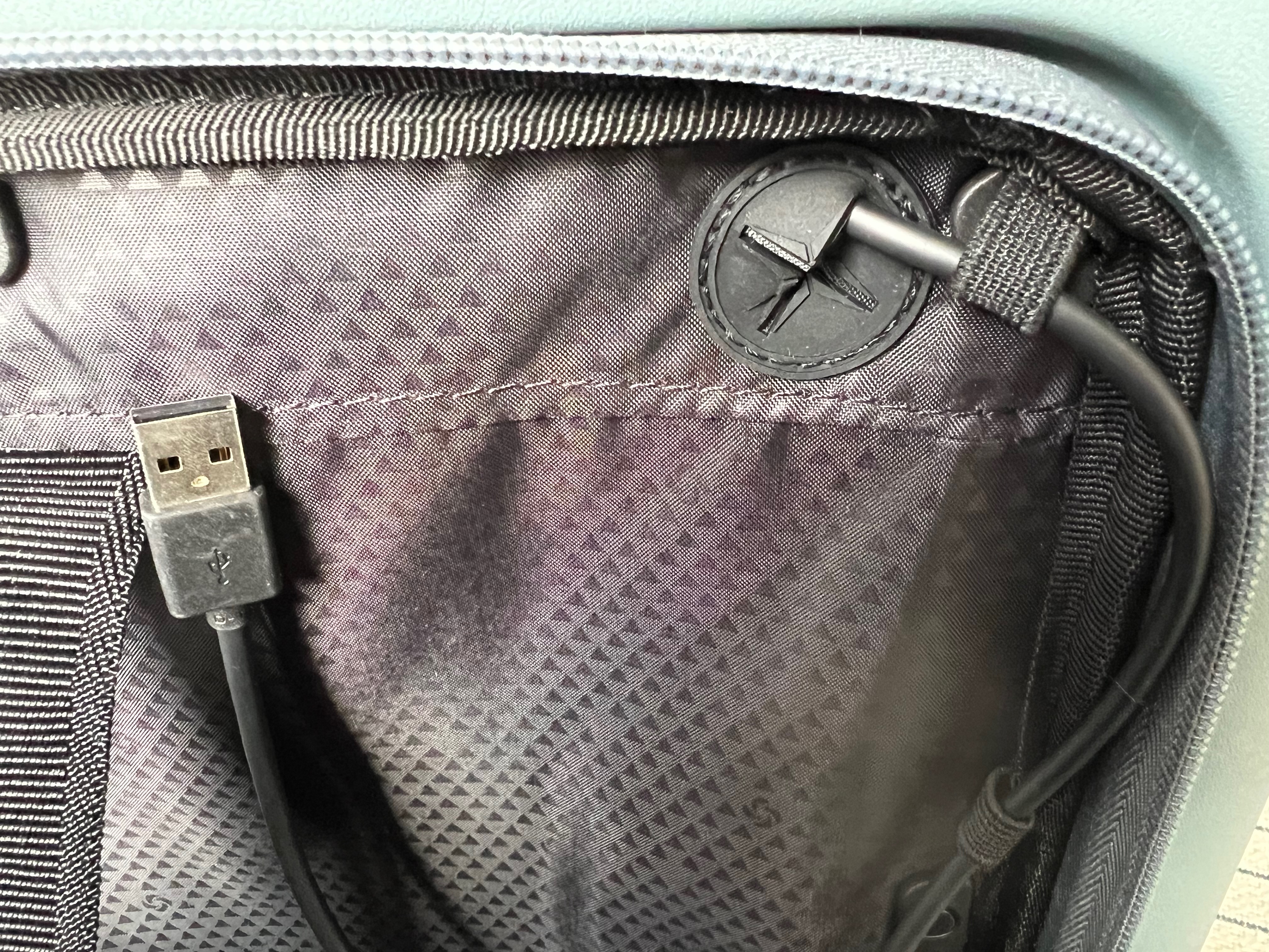 Samsonite Stackd Aussentasche USB Kabel