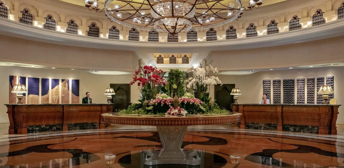 Shangri-La Hotel Qaryat Al Beri - Lobby und Rezeption