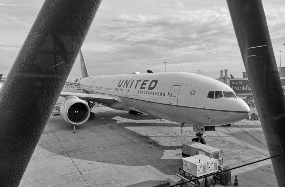 United Airlines Flugzeug Graustufen