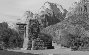 Zion National Park Eingang Graustufen