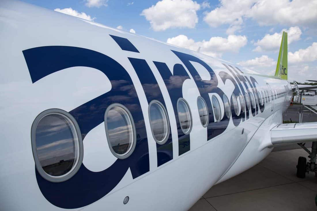 airBaltic Bombardier CSeries CS300 Schriftzug