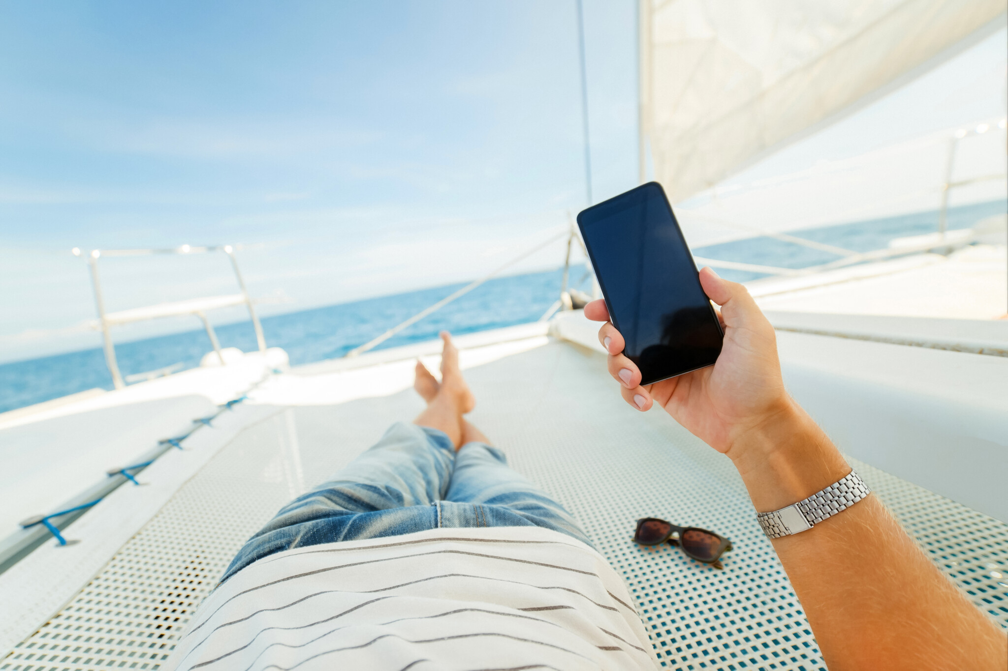 Связь мобильная турист. Отдыхающий с телефоном. Отдых со смартфоном. Телефон отдыхает. Телефон в руках на пляже.