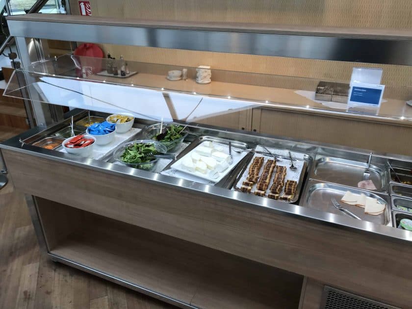 Bewertung Basel EuroAirport Skyview Lounge Food Salat Buffet